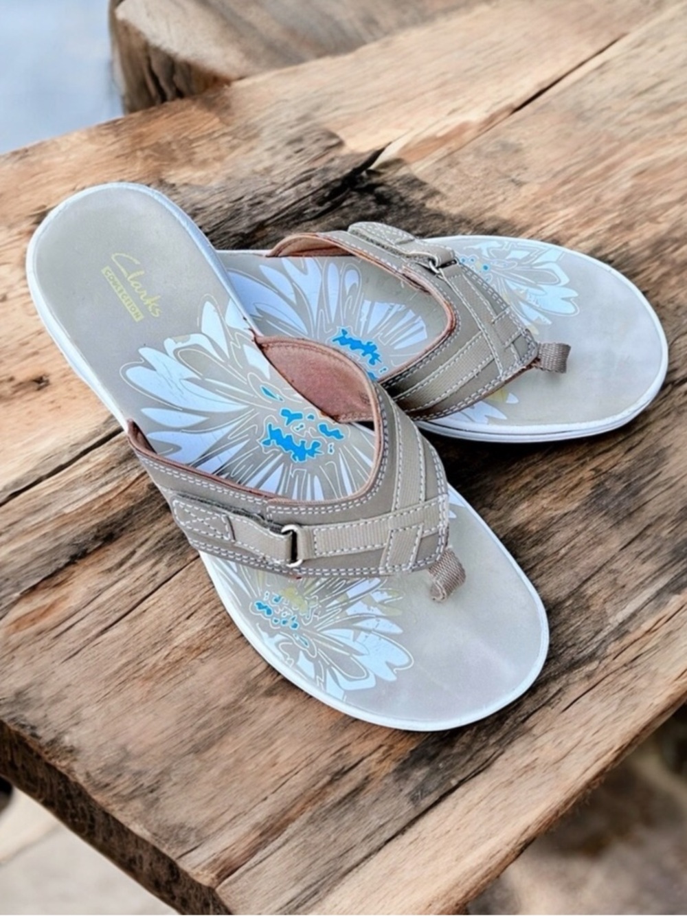 CLARKS Cushion Soft Flip Flop Sandals 9M Tan Floral Adjustable Comfort Neutral